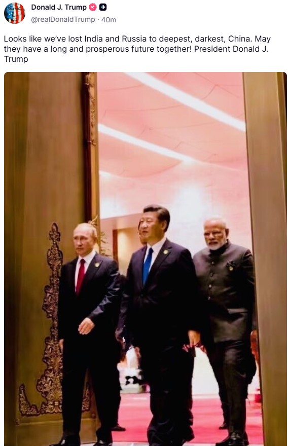 ट्रम्प ने अपनी पोस्ट के साथ एक तस्वीर भी शेयर की है, जिसमें मोदी, पुतिन और जिनपिंग एक साथ नजर आ रहे हैं। यह फोटो सितंबर 2017 में चीन के शियामेन में हुए ब्रिक्स समिट की है।