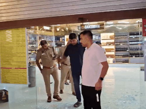रात को पूछताछ के बाद ठेके से बाहर निकलते डीएसपी राजीव कुमार।