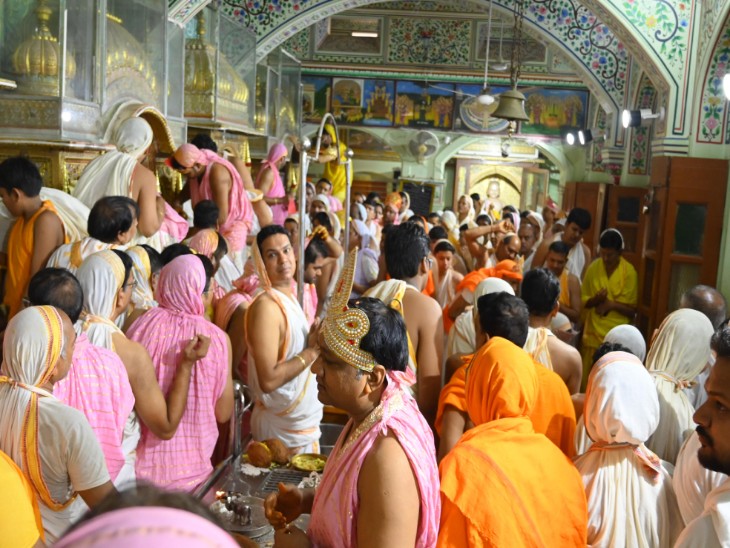 प्रकट उत्सव में दिनभर जैन नसियां में धार्मिक कार्यक्रम हुए।