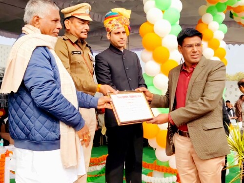 गणतंत्र दिवस पर योग्यता सम्मान 2023 से सम्मानित करते हुए तत्कालीन राज्यमंत्री सुरेन्द्र सिंह जाड़ावत, जिला कलेक्टर अरविंद पोसवाल और एसपी राजन दुष्यंत।