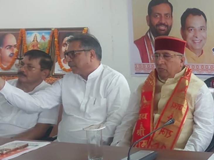 Satish Poonia sitting on the stage during the meeting.