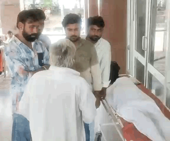 हॉस्पिटल के गेट पर बॉडी के साथ प्रदर्शन करते परिजन।
