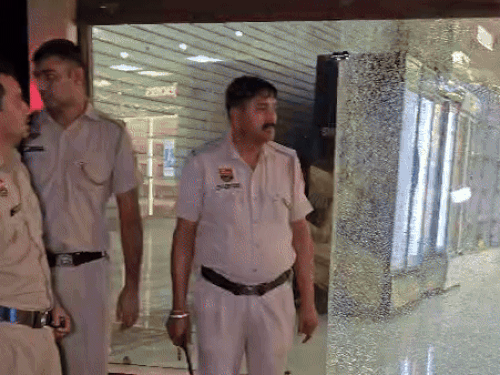 रात को ठेके बाहर मौजूद पुलिस टीम।