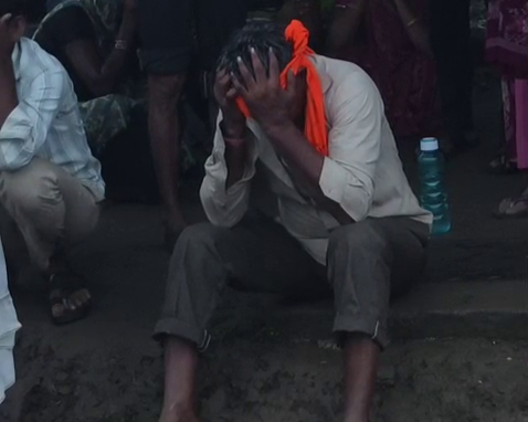 लापता कर्मचारियों के परिजन।