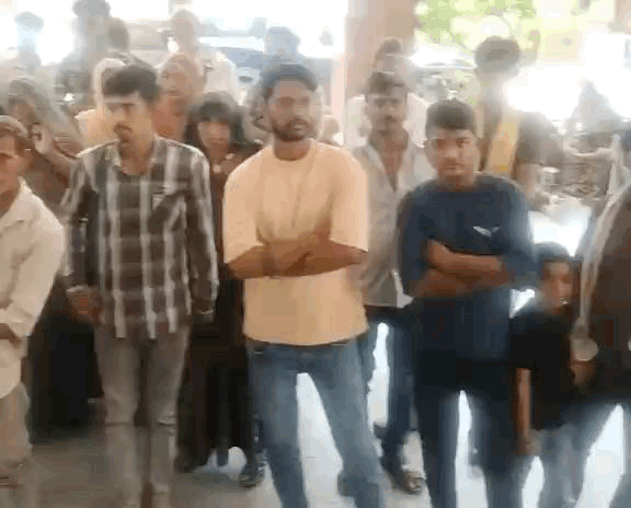 बड़ी संख्या में लोग हॉस्पिटल के बाहर इकट्ठा हुए और कार्रवाई की मांग की