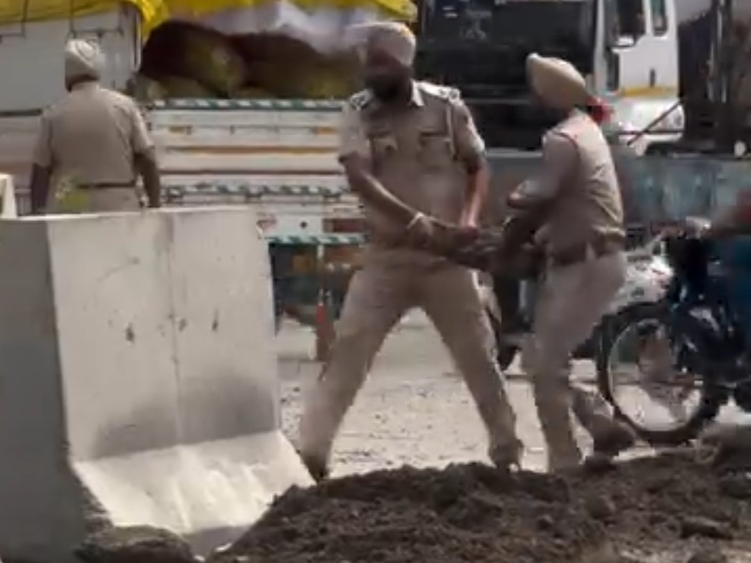 सड़कों की मरम्मत मे ंजुटे पुलिस कर्मचारी।