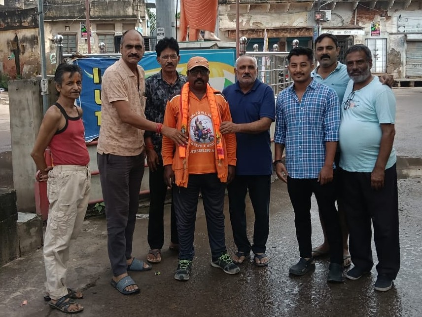 चिड़ावा में कोर्ट रोड पर मराठा मित्र मंडल विकास शिंदे का स्वागत किया गया।