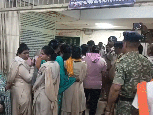अस्पताल में बड़ी संख्या में पुलिसकर्मी और बच्चों के परिजन मौजूद हैं।