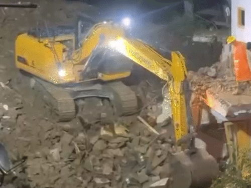 कुल्लू में गुरुवार को दो घर ढह गए। मलबे में दबे 6 लोगों की तलाश में देर रात सर्च ऑपरेशन चला।