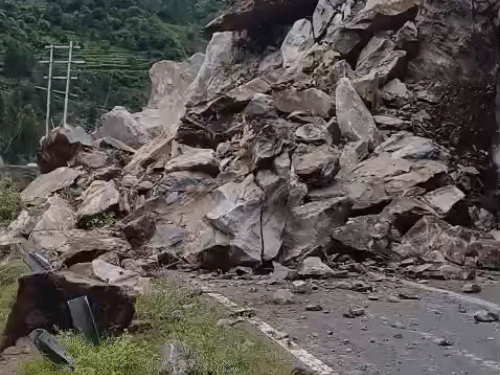 Mountains fell on NH in Rampur, Shimla.
