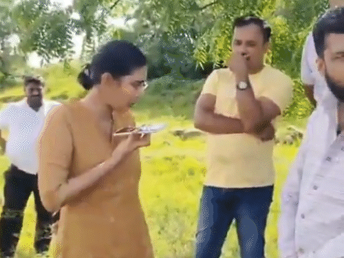 अजित पवार ने IPS अंजना कृष्णा को कार्रवाई रोकने का कहा था।