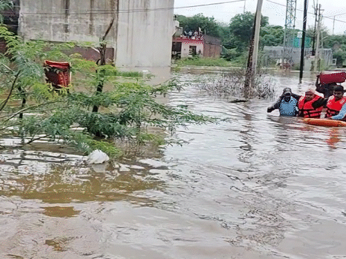 ग्वालियर की निचली बस्ती ललियापुरा पूरी तरह जलमग्न हो गई है।