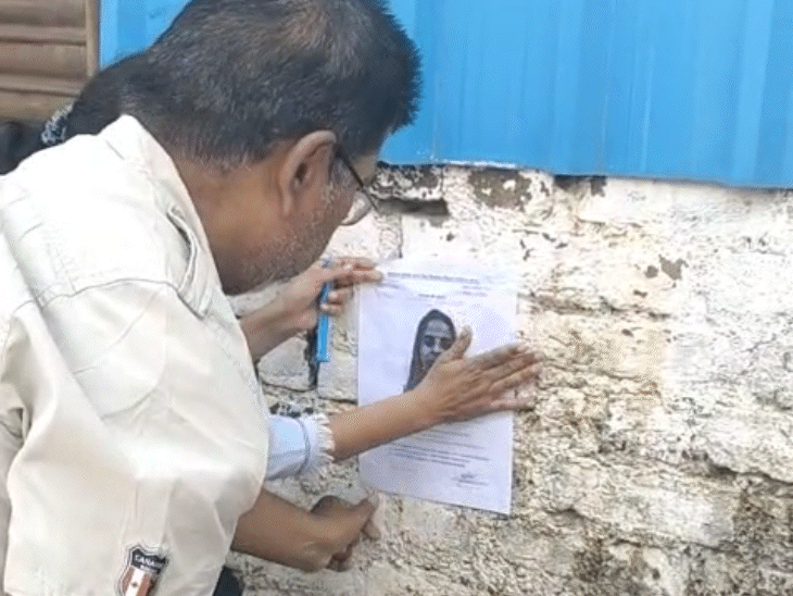 लापता पद्मा के पोस्टर दीवारों पर लगा रहा परिवार।