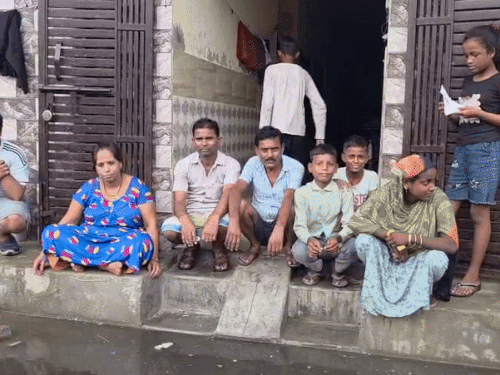 गलतियों में पानी भरने की वजह से लोग घर पर रहने को मजबूर हैं।