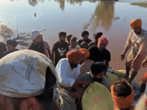 विधायक कुलदीप सिंह धालीवाल अपनी टीम के साथ धूसी बांध के चल रहे रिपेयर के काम का जायजा लेने पहुंचे। उन्होंने खुद भी लोगों की बांध के काम में मदद की।