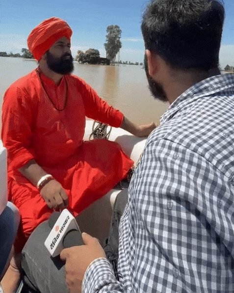 दैनिक भास्कर की टीम ने नांव में बैठकर बाऊपुर क्षेत्र के 10 किलोमीटर के क्षेत्र में पहुंचकर वहां का हाल जाना।