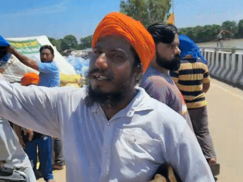 बाढ़ में अपना घर गिरने के बाद बेघर हुआ काला। संस्थाओं द्वारा बाढ़ में काला का घर गिरने की तस्वीर को मदद के लिए पहुंचे ट्रक पर लगाया गया था।
