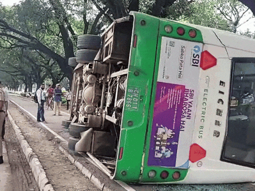 खराबी आने के बाद अचानक बस सड़क पर पलट गई।