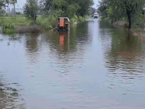 हिसार में कोटपूतली-बठिंडा नेशनल हाईवे 148बी भर भरा पानी।