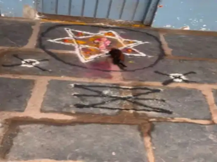 खून से सना पक्षी, नींबू और सिंदूर देख बच्चे दहशत में आ गए।