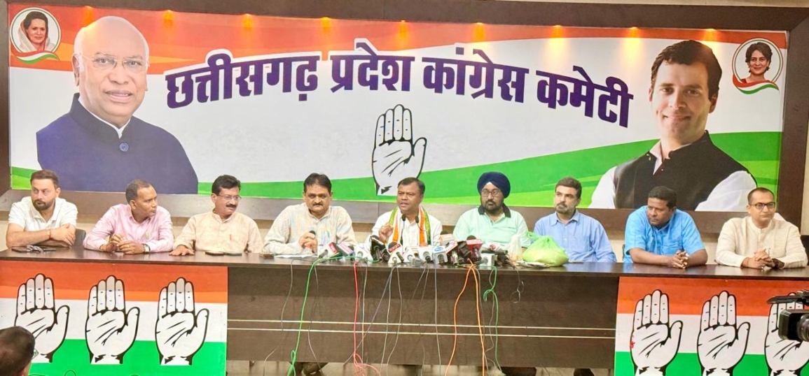 कांग्रेस नेता मीडिया से चर्चा करते हुए।