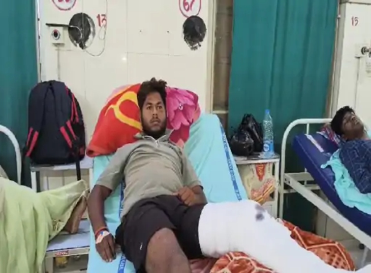 हादसे के बाद घायलों को उपचार के लिए अस्पताल में भर्ती कराया गया है।
