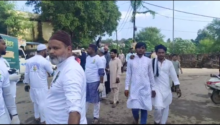 मुस्लिम समाज के लोगों ने ईद मिलादुन्नबी के अवसर पर सड़कों पर सफाई अभियान चलाया।