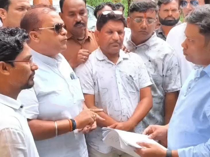 आदिवासी विकास परिषद और कांग्रेस ने भी बालाघाट में बाघ की मौत के जिम्मेदारों पर कार्रवाई को लेकर प्रदर्शन किया है।