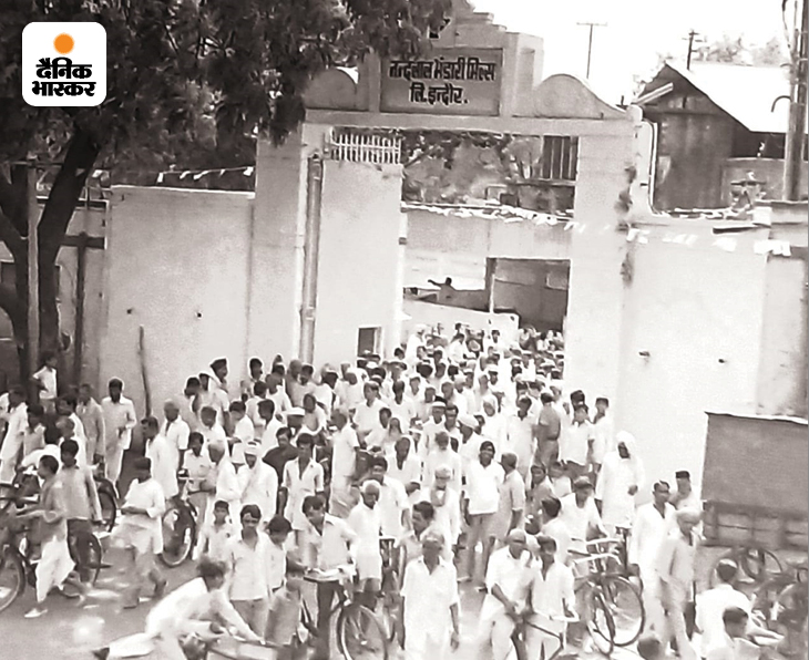 इंदौर में 1910 के बाद कपड़ा मिल का युग आया। अनंत चतुर्दशी पर झांकियों के जुलूस का श्रेय मिल मजदूरों को ही जाता है। ये तस्वीर भंडारी मिल से मजदूरों के साइकिल लेकर निकलने की है।