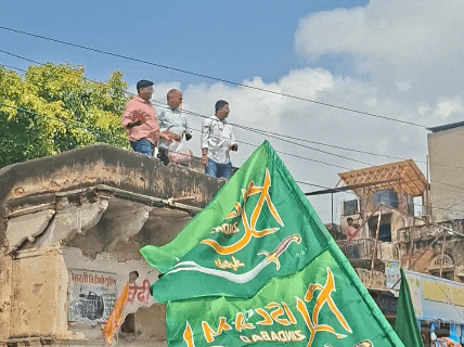 ईदगाह चौराहे के पास पुष्पवर्षा करके जुलूस का स्वागत करते हुए।