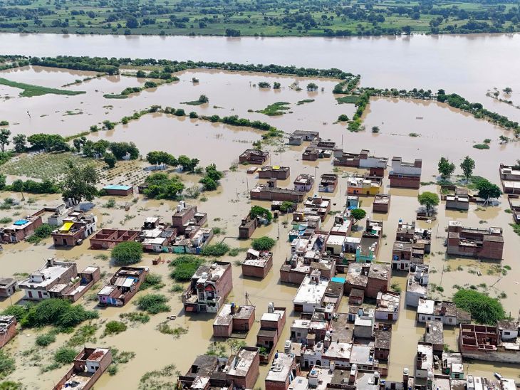 उत्तर प्रदेश के मथुरा में यमुना नदी के किनारे बसे इलाके गुरुवार को डूबे दिखे।