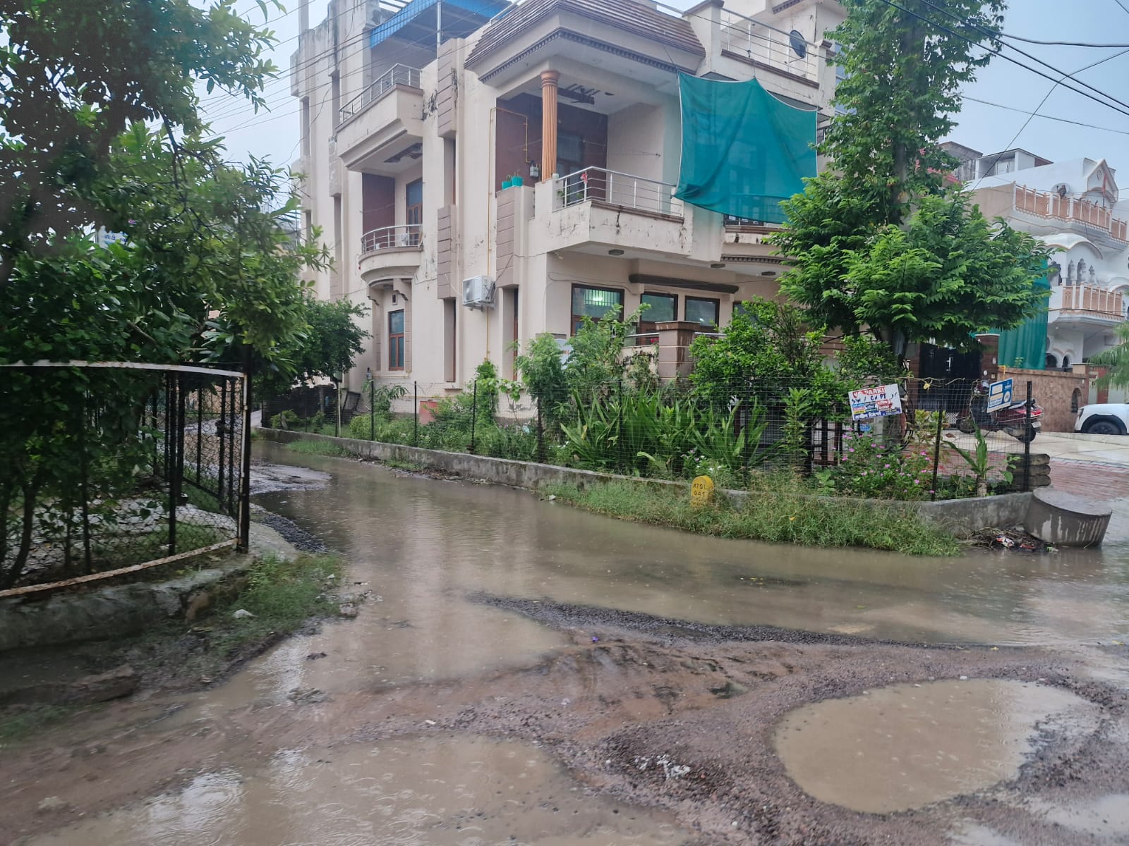 बारिश के बाद सेक्टर एक में भरा पानी