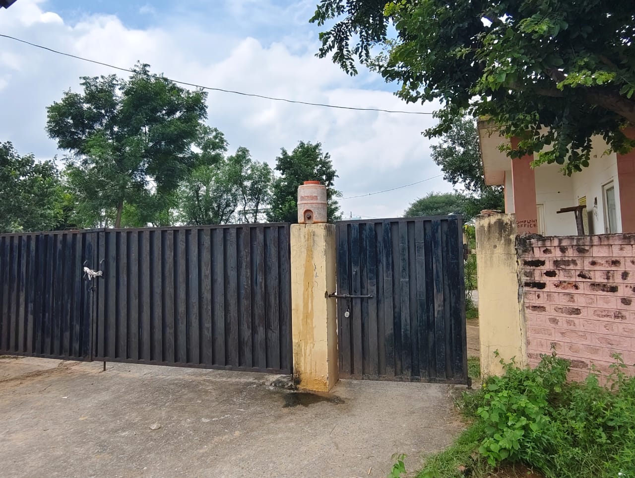 नारनौल में बिजली सब स्टेशन पर ग्रामीणों द्वारा लगाया गया ताला