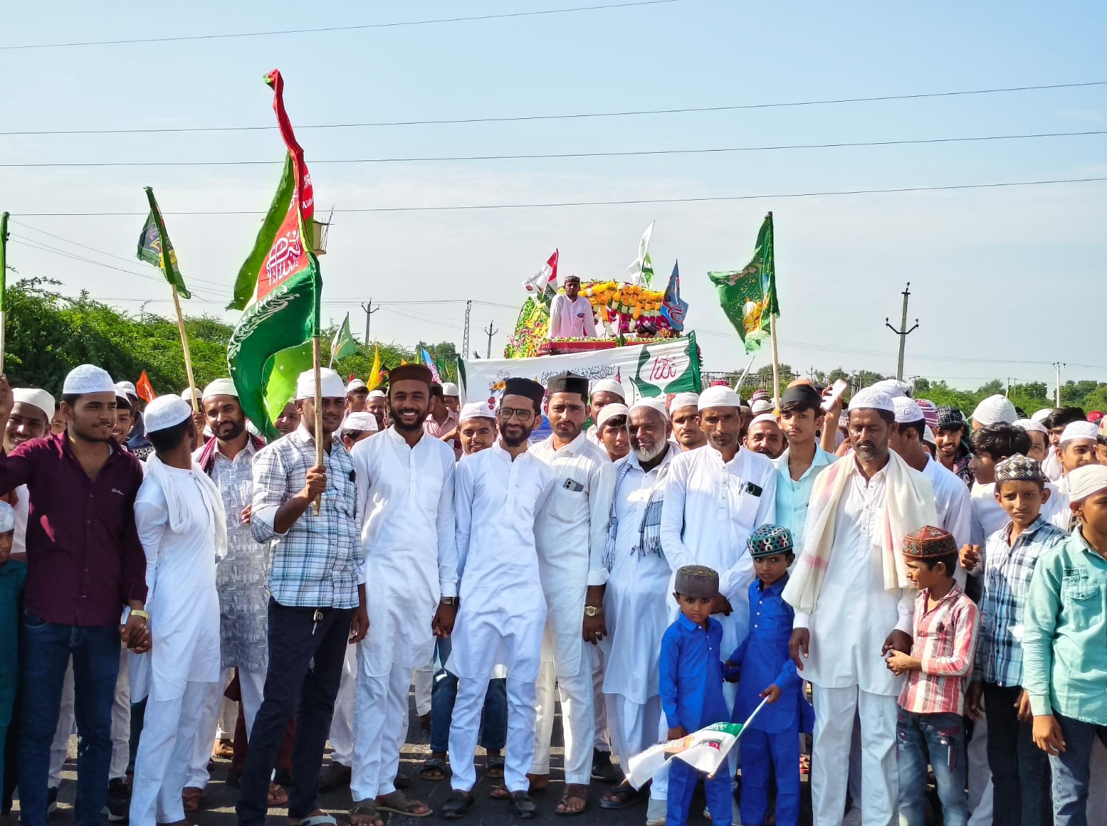 बागोड़ा के खोखा में निकले जुलूस में शामिल समाज के लोग।