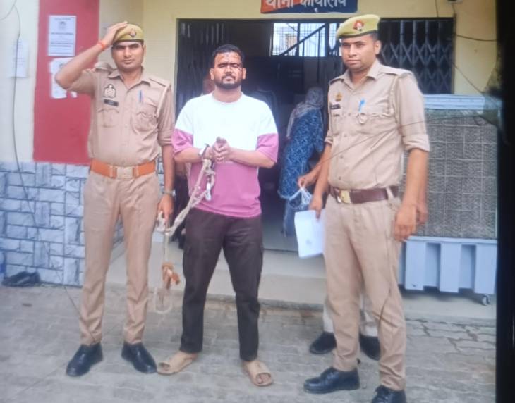 पुलिस ने घेराबंदी कर रात करीब 3 बजे मुख्य आरोपी अजय गोस्वामी को गिरफ्तार कर लिया।