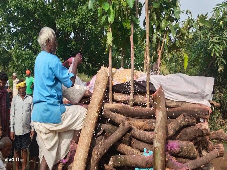 पति रामवृक्ष ने दी पत्नी को मुखाग्नि