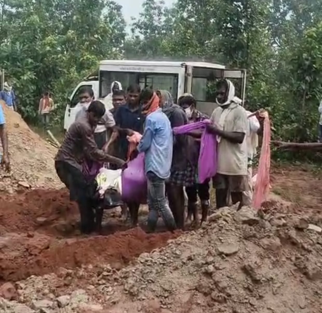 एक साथ दफन किए गए देवरानी-जेठानी एवं उनके दो बच्चे