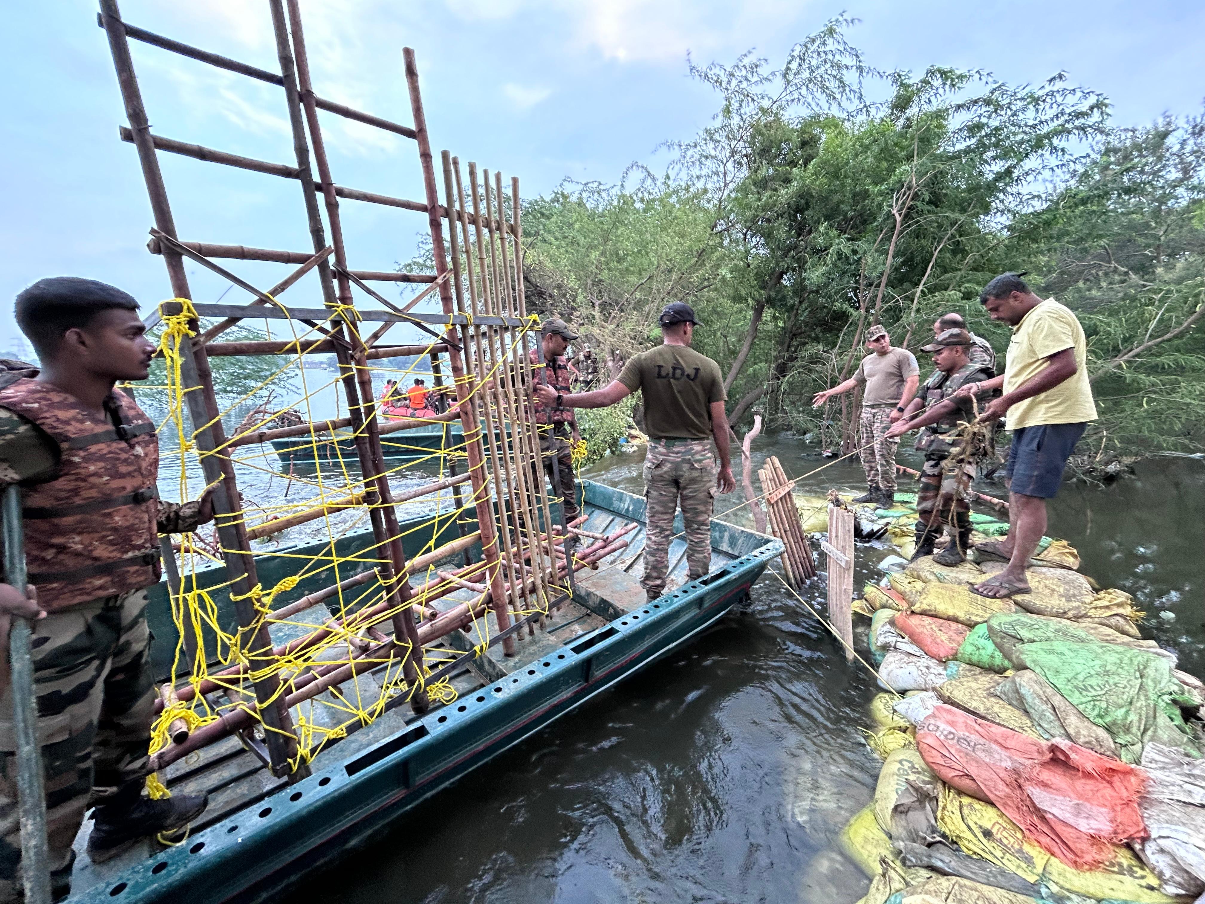 सेना की टीम बांध बनाकर पानी को दिल्ली की तरफ जाने जाने से रोक रही है।