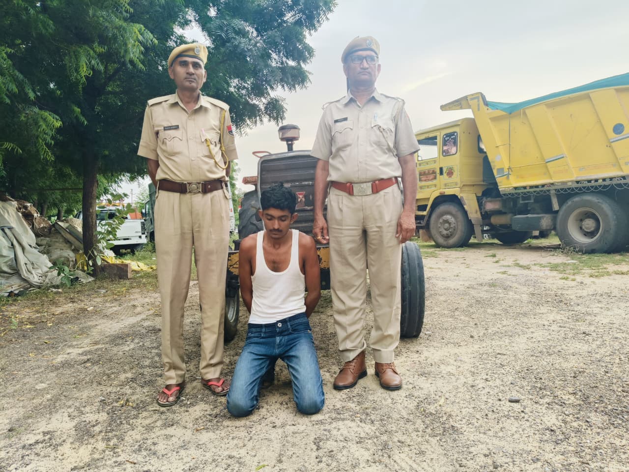 पुलिस आरोपी से पूछताछ कर रही है।