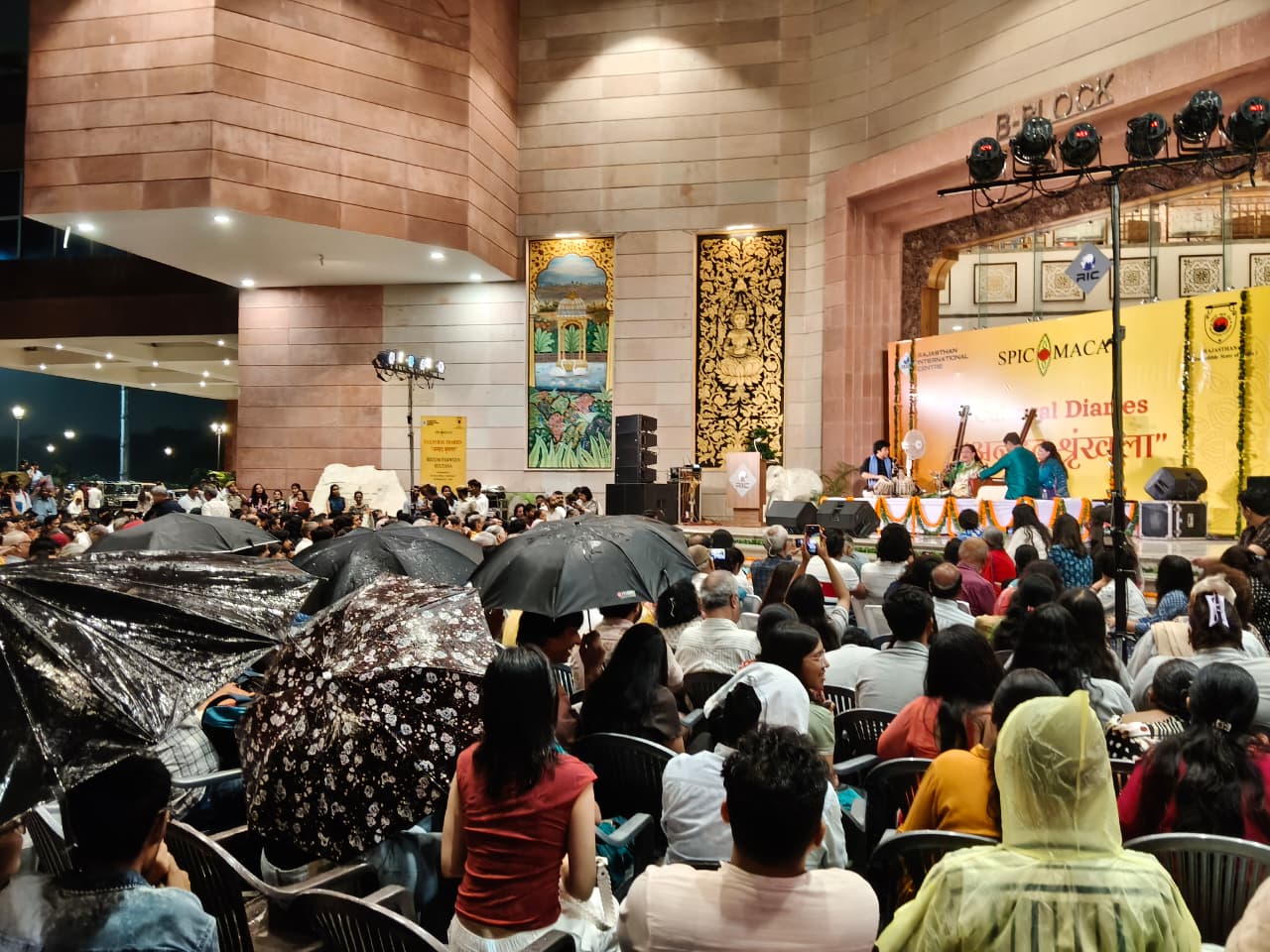 सुरों और वर्षा की इस अनूठी जुगलबंदी ने शाम को अविस्मरणीय बना दिया।
