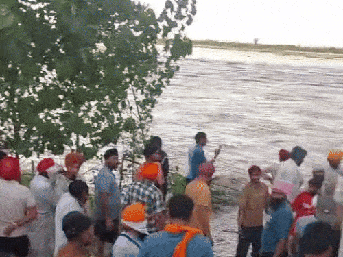 सतलुज के किनारे पर खड़े ग्रामीण। - Dainik Bhaskar