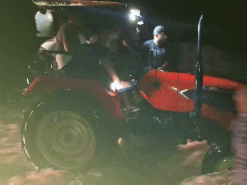 पानी के बीच घरों में फंसे लोगों को ट्रेक्टर से रेसक्यू किया गया।