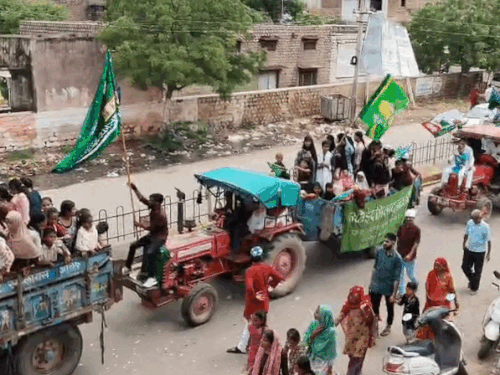 जुलूस के दौरान ट्रैक्टरों में मुस्लिम समाज के बच्चे
