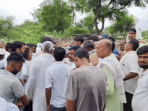 तालाबंदी के बाद मौजूद ग्रामीण व पुलिस
