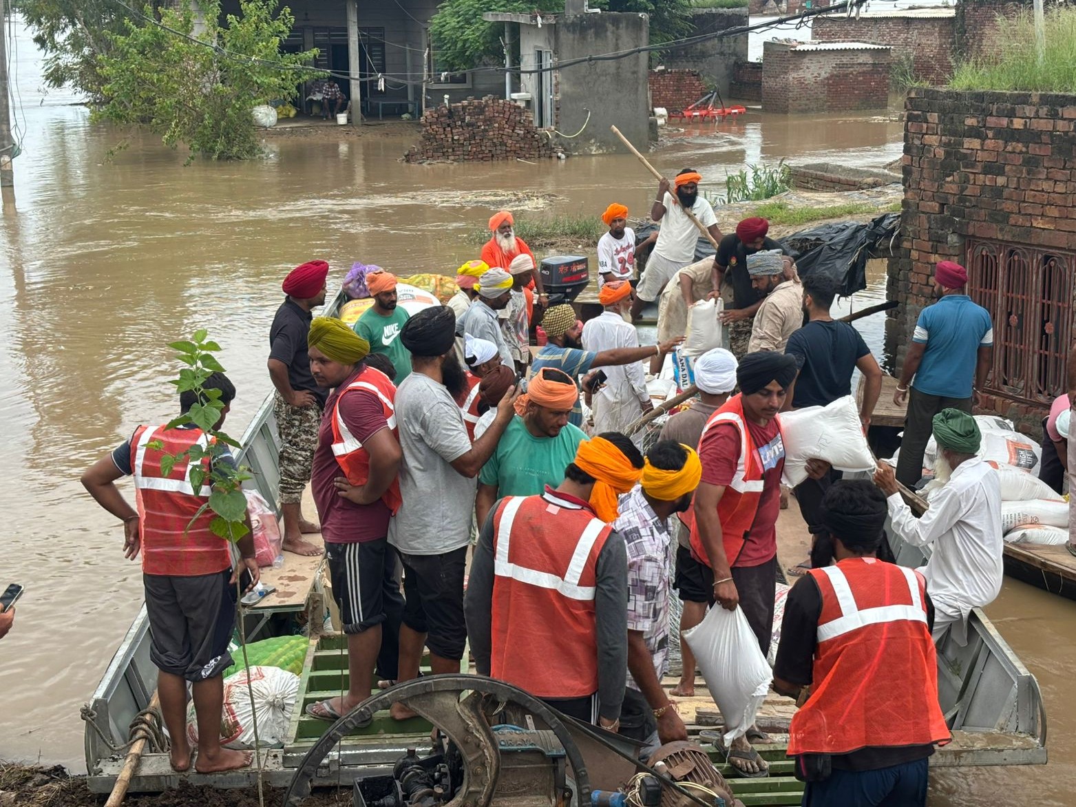विशेष नाव पर बैठे लोग।