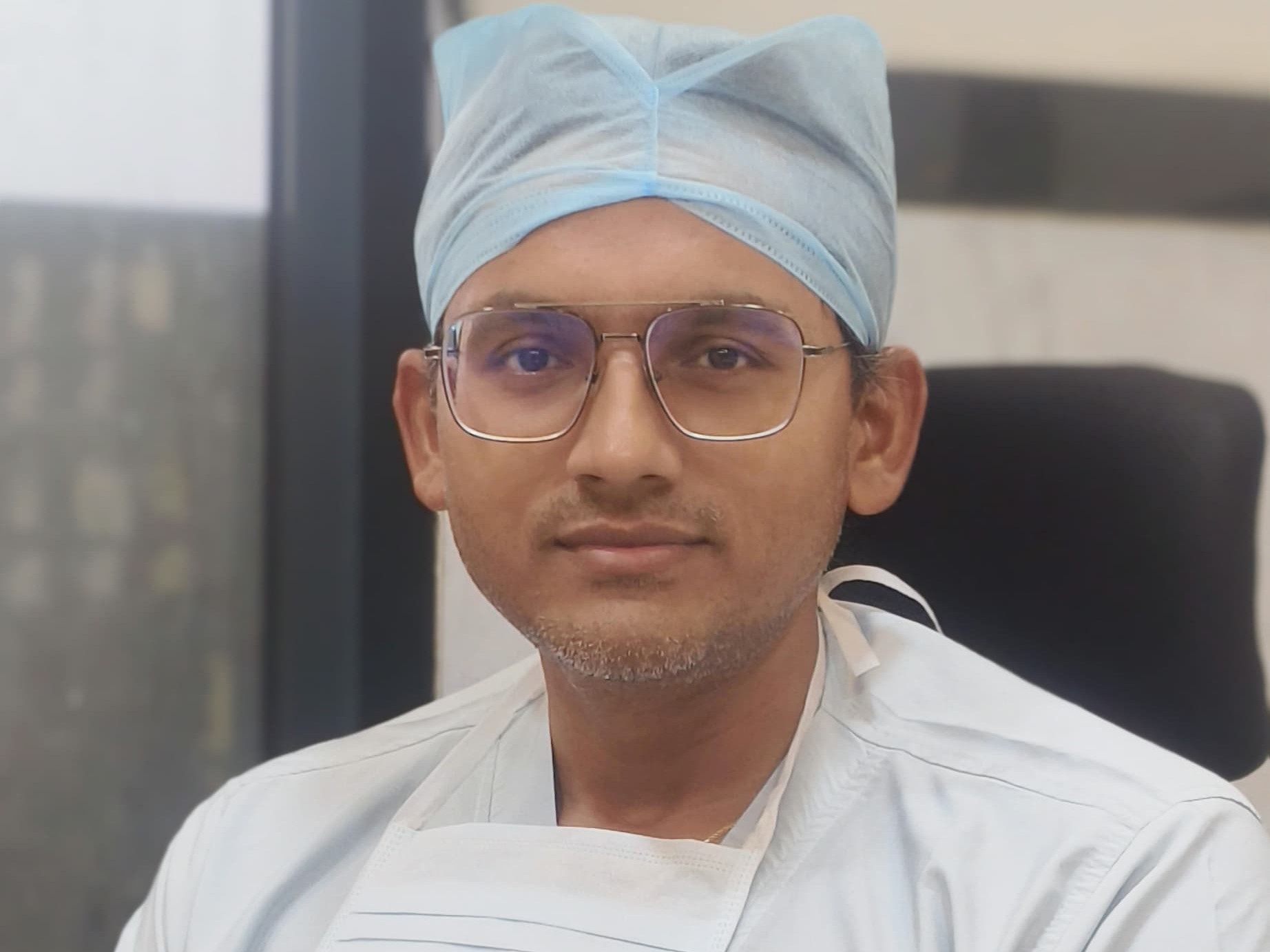 हॉस्पिटल के जोड़ प्रत्यारोपण एवं स्पोर्ट्स इंजरी विशेषज्ञ डॉ. विकास गुप्ता ने यह जटिल सर्जरी की।