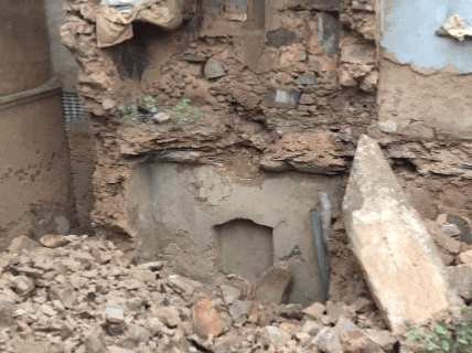 मकान काफी पुराना था,लगातार हो रही बारिश से वह ज्यादा जर्जर होकर गिर गया।