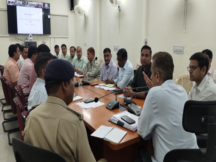 अधिकारियों की मीटिंग लेते जिला प्रभारी सचिव