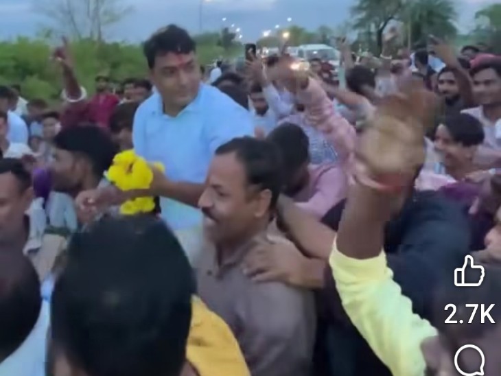 जेल से रिहा होकर बारां की ओर आते समय नरेश मीणा का समर्थकों ने जोरदार स्वागत किया। आतिशबाजी की गई।