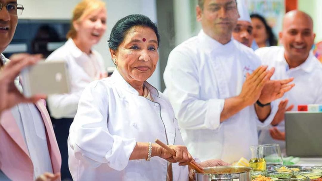 आशा भोसले अपने रेस्तरां में खाना बनाने वाले शेफ्स को छह महीने तक ट्रेनिंग देती हैं।